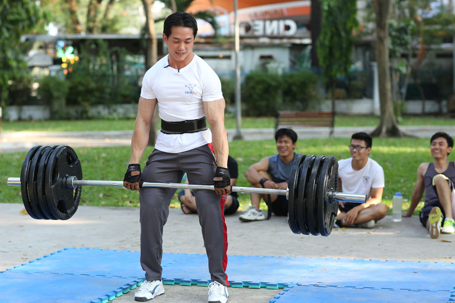 Ban giám khảo khiêu khích thí sinh với mức tạ 180 lbs ở bài Deadlift