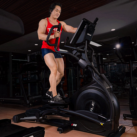 Duy Nguyễn tập cardio Elliptical