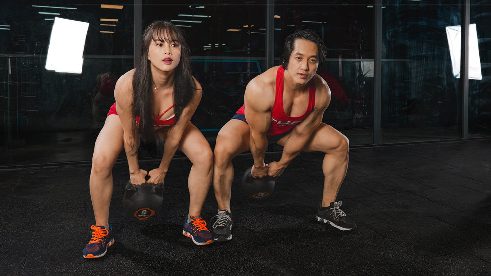 Duy Nguyễn hướng dẫn nữ tập Kettle Bell Swing